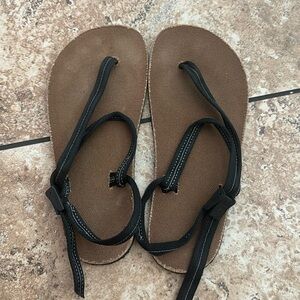 Used women’s size 10 Earth runners with black laces